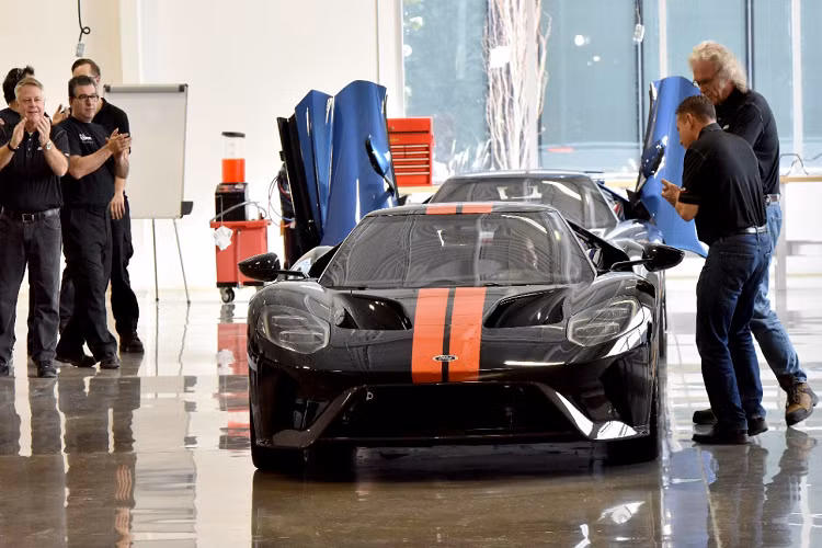 Với việc sử dụng những nguyên vật liệu tiên tiến nhất cùng những người thợ lành nghề nhất, Ford chỉ có thể sản xuất 250 chiếc GT mỗi năm. Theo kế hoạch ban đầu, hãng chỉ sản xuất trong 2 năm với tổng cộng 500 chiếc, nhưng do nhu cầu quá cao, hãng đã mở rộng việc sản xuất thêm 2 năm với tổng cộng 1.000 chiếc.