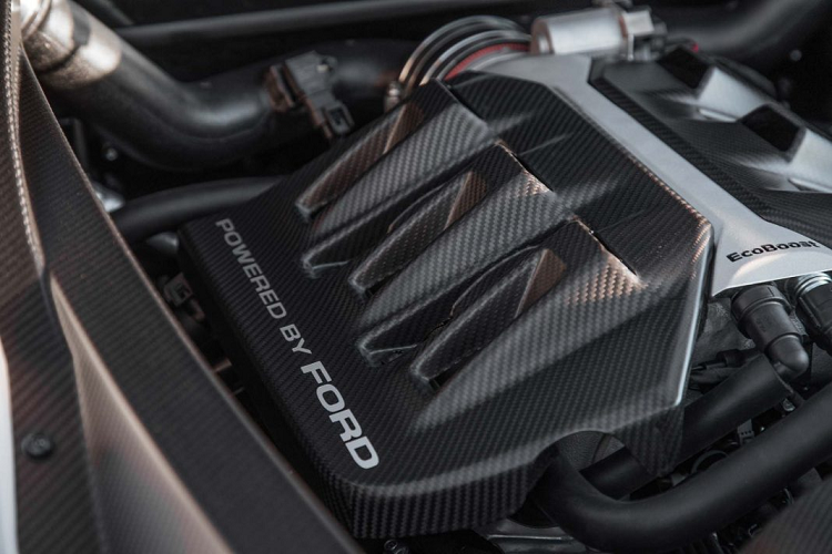 Thay vì sử dụng động cơ V8 như đời trước, hãng xe ôtô Ford đã trang bị động cơ V6 EcoBoost 3,5 lít cho GT. Động cơ này sở hữu công suất lên đến 650 mã lực, cao hơn biến thể sử dụng trên Ford F-150 Raptor đến 200 mã lực. Tuy với sức mạnh như vậy, động cơ này cũng giúp Ford GT đỡ hao xăng hơn đáng kể so với thê hệ trước sử dụng động cơ V8 hút khí tự nhiên.