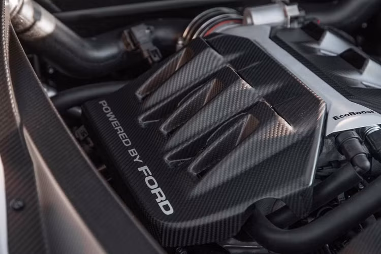 Thay vì sử dụng động cơ V8 như đời trước, hãng xe ôtô Ford đã trang bị động cơ V6 EcoBoost 3,5 lít cho GT. Động cơ này sở hữu công suất lên đến 650 mã lực, cao hơn biến thể sử dụng trên Ford F-150 Raptor đến 200 mã lực. Tuy với sức mạnh như vậy, động cơ này cũng giúp Ford GT đỡ hao xăng hơn đáng kể so với thê hệ trước sử dụng động cơ V8 hút khí tự nhiên.