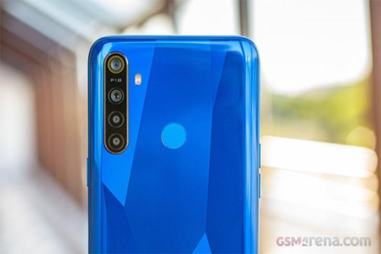 Đây là model đầu tiên của Realme được trang bị 4 camera sau, bao gồm một camera chính 12 MP, khẩu độ f/1.8, camera góc rộng 119 độ 8 MP và 2 camera 2 MP. Realme 5 sở hữu viên pin có dung lượng 5.000 mAh, sạc qua cổng microUSB. 