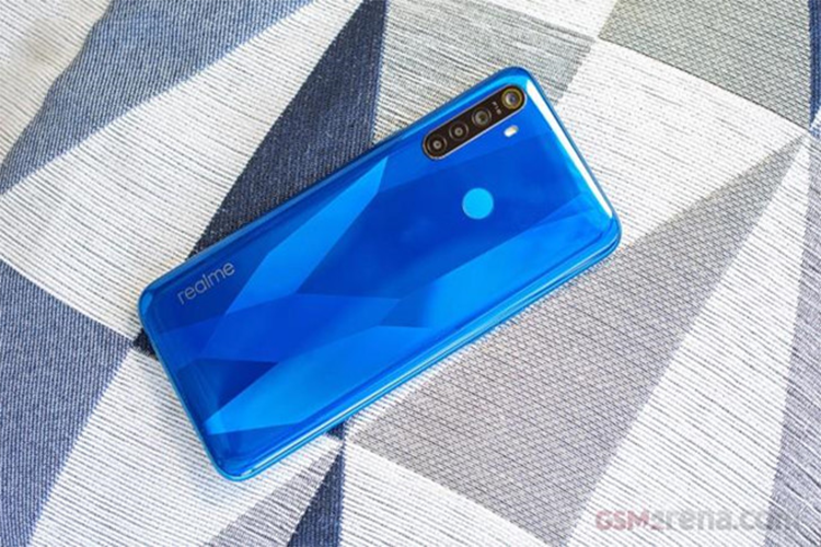 Realme 5 và 5 Pro có thiết kế giống nhau, đều được trang bị màn hình khuyết đỉnh hình chữ U và hệ thống 4 camera sau đặt dọc.