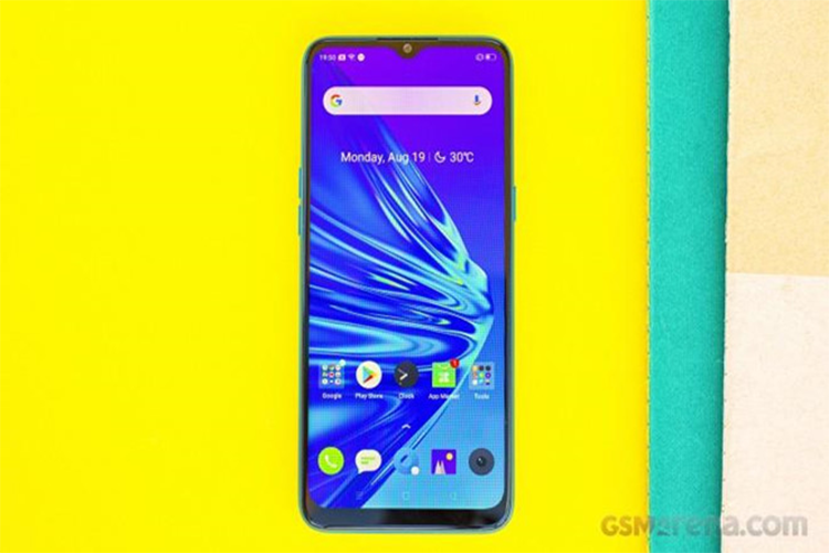 Realme 5 Pro là phiên bản cao cấp hơn. Model này có màn hình 6,3 inch, độ phân giải Full HD+. Máy được trang bị chip Snapdragon 712, tùy chọn RAM 4 GB, 6 GB, 8 GB tương ứng với bộ nhớ trong 64 GB và 128 GB. 