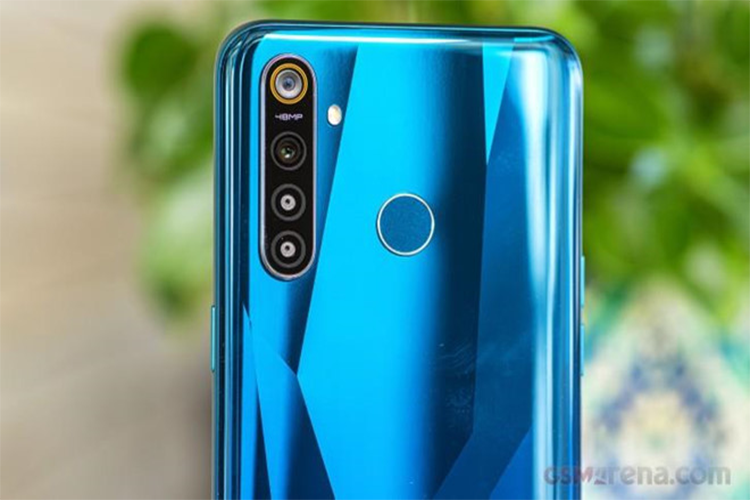 Hệ thống 4 camera của model này cũng giống như Realme 5 tuy nhiên camera chính có độ phân giải lớn 48 MP thay vì 12 MP. Bên cạnh đó, camera selfie của máy cũng được nâng cấp với 16 MP. 