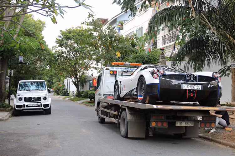 Chiếc Huayra của Minh Nhựa có giá được đồn đoán lên đến 80 tỷ đồng, sau khi đóng đủ các khoản thuế phí. Với mức giá khủng này, chiếc Huayra đã "phế truất" ngôi vị siêu xe đắt nhất Việt Nam của Bugatti Veyron cũng từng thuộc sở hữu của Minh Nhựa. Ảnh: Thịnh BMW.