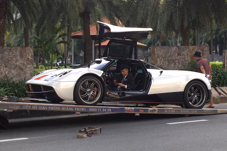 Bên cạnh dàn siêu xe trên, những mẫu xe khác nằm trong bộ sưu tập xe của Minh Nhựa cũng có thể góp mặt tại lễ cưới là Range Rover LWB Autobiography và Rolls-Royce Ghost. Nếu những mẫu xe kể trên góp mặt vào lễ cưới, tổng giá trị dàn xe phục vụ lễ cưới này sẽ vượt mốc 100 tỷ đồng. Ảnh: Thịnh BMW.