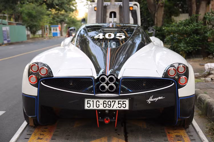 Công tác chuẩn bị xe đã được thực hiện từ cuối tháng 8. Siêu xe nổi tiếng nhất của Minh Nhựa và cũng là siêu xe đắt nhất Việt Nam - Pagani Huayra hơn 80 tỷ - được dán decal màu trắng chủ đạo, kết hợp với tone đỏ xanh. Ảnh: Thịnh BMW.