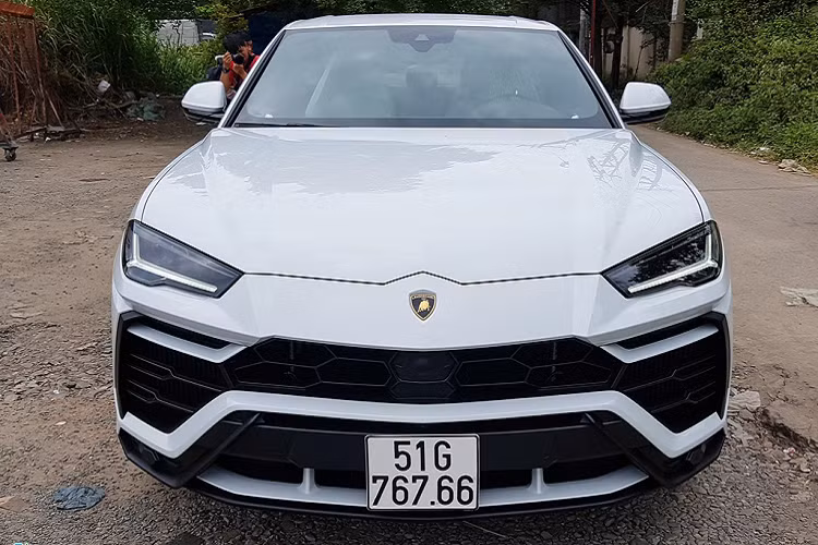 Mẫu xe thứ 2 có thể xuất hiện trong lễ cưới sắp tới là chiếc siêu SUV Lamborghini Urus. Xe của Minh Nhựa là chiếc Urus đầu tiên cập bến Việt Nam. Sau khi ra biển trắng, chiếc Urus này tiêu tốn của Minh Nhựa khoảng 23 tỷ đồng. Ảnh: TNTBros.