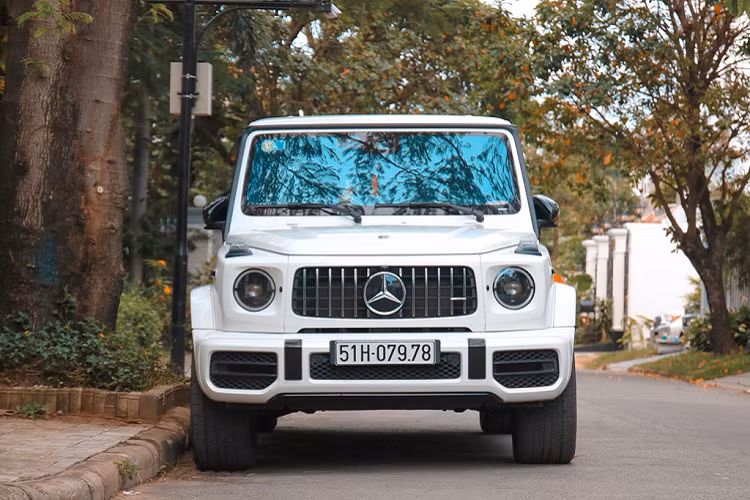 Đến nay, vẫn chưa thấy dấu hiệu là Minh Nhựa sẽ đổi màu cho "ông hoàng off-road". So với G 63 tiêu chuẩn, G 63 Edition 1 sở hữu những đường viền màu đỏ ở chụp gương chiếu hậu, vành xe và bên trong nội thất. Mercedes-AMG G 63 Edition 1 vẫn sở hữu khối động cơ tăng áp kép V8 dung tích 4.0L sản sinh công suất 585 mã lực tương tự bản tiêu chuẩn. Động cơ này giúp xe tăng tốc 0-100 km/h trong 4,5 giây và vận tốc tối đa 220 km/h. Ảnh: Thịnh BMW.