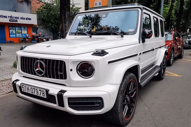 Chiếc G 63 của Minh Nhựa thuộc đời 2019 mới nhất và chiếc thuộc phiên bản Edition 1 màu trắng đầu tiên tại Việt Nam. Trước đó, các đại gia Việt chỉ mang về những chiếc Mercedes-AMG G 63 Edition 1 màu đen. Tại Việt Nam, Mercedes-AMG G 63 Edition 1 có giá dao động khoảng 14 tỷ. Ảnh: TNTBros.