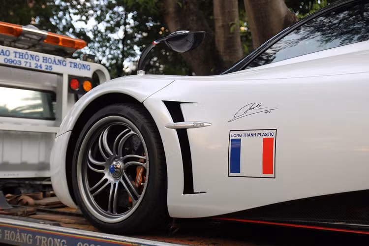 Trắng đỏ xanh là tone màu thường thấy trên những chiếc xe của Minh Nhựa như Lamborghini Aventador SV (đã bán) và chiếc siêu SUV Lamborghini Urus. Ảnh: Thịnh BMW.