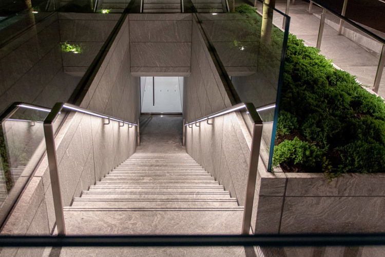 Hai bên thềm Apple Fifth Avenue có lối đi bằng đá hẹp dẫn xuống cửa hàng phía dưới, giúp nhân viên hoặc những khách quen có thể vào nhanh hơn. Tuy nhiên, đa số khách tham quan vẫn thích đi vào từ cổng chính. 