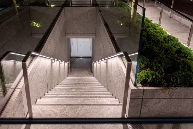 Hai bên thềm Apple Fifth Avenue có lối đi bằng đá hẹp dẫn xuống cửa hàng phía dưới, giúp nhân viên hoặc những khách quen có thể vào nhanh hơn. Tuy nhiên, đa số khách tham quan vẫn thích đi vào từ cổng chính. 