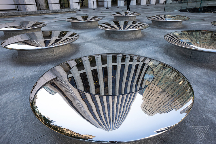 Mỗi bên hành lang có 9 giếng trời được thiết kế trồi lên mặt đất, tạo thành chỗ ngồi cho khách tham quan. Chúng được tạo thành từ loại đá giống đá lót trên vỉa hè, phủ bên trên là lớp kính dày. 