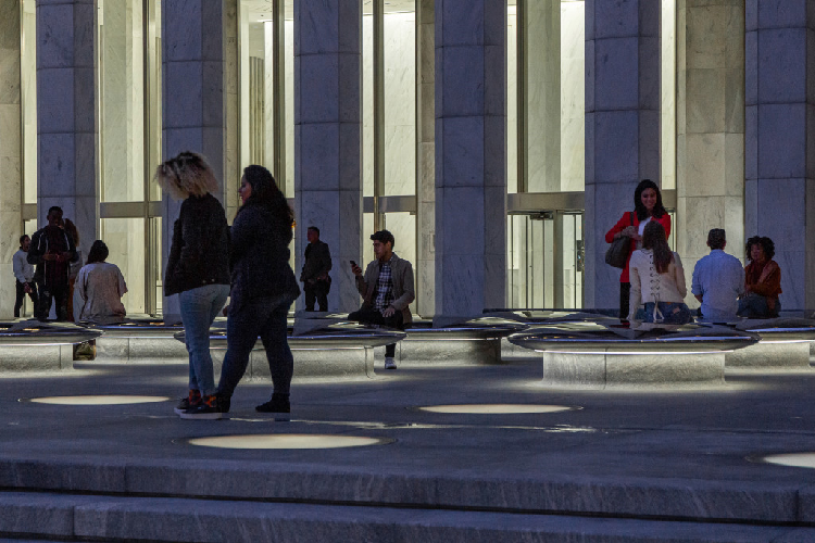 Trên vỉ hè trước cửa tòa nhà, Apple lắp 62 ngọn đèn lớn, tạo ra ánh sáng đẹp mắt về đêm. Vào ban ngày chúng được tắt đi, mặt kính trong suốt lại trở thành cửa lấy sáng cho tầng hầm. 