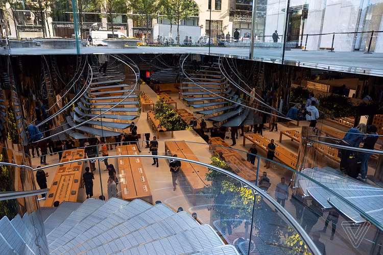 Bất chấp những tòa nhà chọc trời bao quanh, lối vào Apple Fifth Avenue vẫn được xem là một trong những biểu tượng của thành phố New York. Apple hợp tác với Foster + Partners để thiết kế nên không gian mới cho Fifth Avenue. Từ khung cảnh bên ngoài đến bày trí phía trong đều mang đậm đường nét nghệ thuật. 
