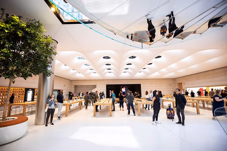 Bên trong, không gian Fifth Avenue rất rộng rãi, mang những nét đặt trưng của hệ thống Apple Store toàn cầu, đồng thời có những kiến trúc độc đáo, riêng biệt. 