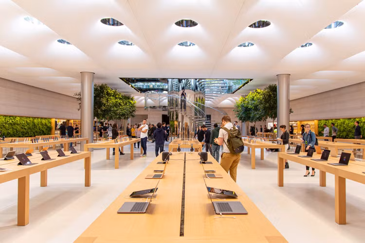 Apple đã tăng đáng kể chiều cao và gần gấp đôi diện tích của cửa hàng. Điều này giúp nó trở thành Apple Store lớn nhất thế giới. Từ 300 nhân viên ban đầu vào 2006, hiện tại nơi đây có 900 người, nói 36 thứ tiếng khác nhau. 