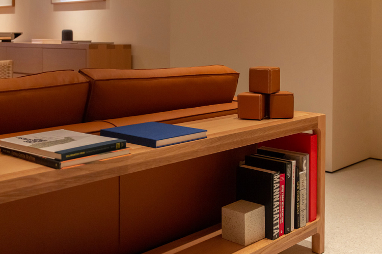 Tương tự Apple Carnegie Library (Washington) và Champs-Élysées (Paris), Fifth Avenue có khu vực Experience Room để khách hàng trải nghiệm toàn bộ hệ sinh thái của Apple, từ phần cứng, phần mềm đến dịch vụ. Khu vực này được đặt tách biệt, bên trong là những chiếc ghế bọc da, có loa HomePods để nghe thử Apple Music.