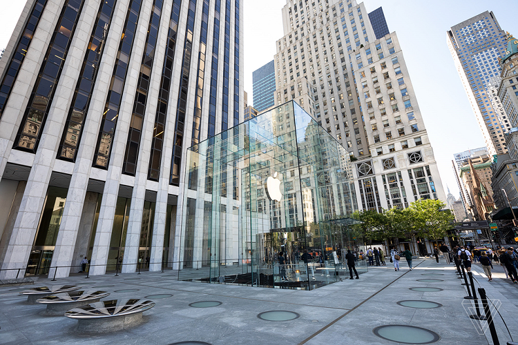 Từ 2017, Apple chuyển hoạt động kinh doanh sang tòa nhà bên cạnh. Cửa hàng này được đập đi xây mới hoàn toàn, kiến trúc duy nhất còn lại là lối ra vào hình lập phương. Apple Store lớn nhất thế giới này là khối thủy tinh khổng lồ được tạo nên từ 15 tấm kính cường lực, bên trên có gắn logo quả táo cắn dở. 