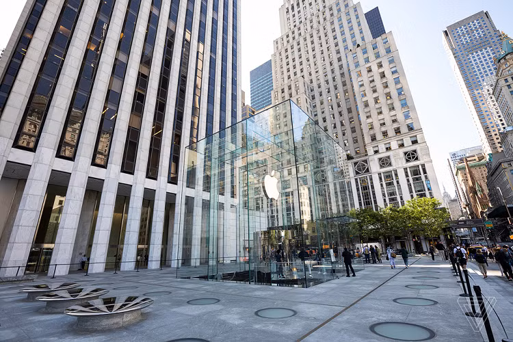 Từ 2017, Apple chuyển hoạt động kinh doanh sang tòa nhà bên cạnh. Cửa hàng này được đập đi xây mới hoàn toàn, kiến trúc duy nhất còn lại là lối ra vào hình lập phương. Apple Store lớn nhất thế giới này là khối thủy tinh khổng lồ được tạo nên từ 15 tấm kính cường lực, bên trên có gắn logo quả táo cắn dở. 