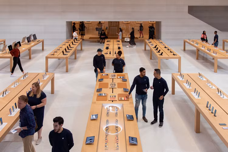 Tại khu vực giới thiệu sản phẩm, Apple đặt những chiếc bàn đôi dài, bên trên bày trí đầy đủ thiết bị do họ sản xuất cũng như phụ kiện của các đơn vị đối tác. 