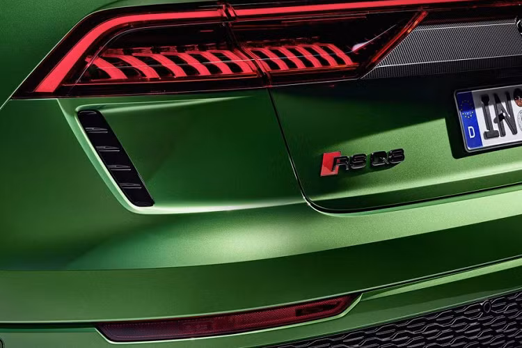 Hệ thống treo khí nén cùng khung chống lật sử dụng hệ thống điện 48V trên Audi SQ8 được hãng trang bị lại trên mẫu xe này, cùng với đó là một số nâng cấp giúp lò xo treo cứng hơn 10% và hệ thống giảm chấn chủ động chắc chắn hơn đến 15%. Xe cũng được tích hợp hệ thống đánh lái bốn bánh nhằm cải thiện độ ổn định khi hoạt động ở tốc độ cao.