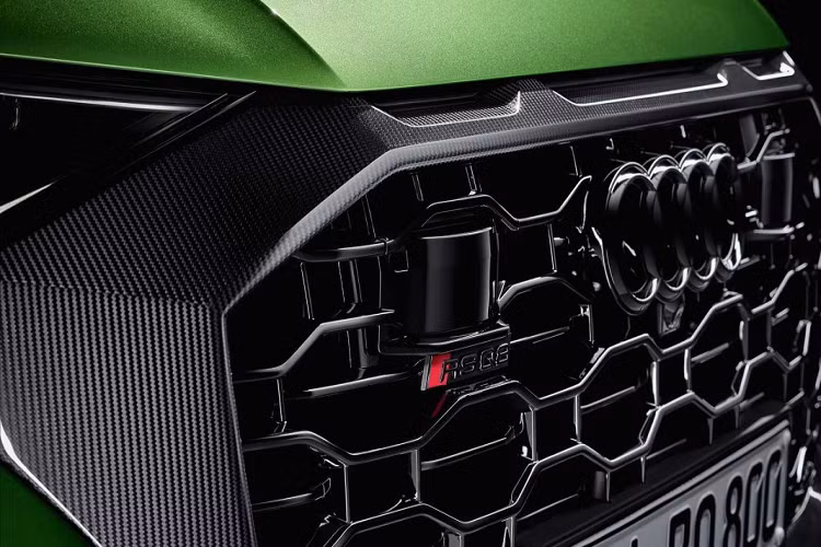 Xe sử dụng hệ thống truyền động bốn bánh toàn thời gian Quattro của Audi. RS Q8 có thể bứt tốc lên 100 km/h trong 3,8 giây, chậm hơn Lamborghini Urus 0,2 giây trong khi tốc độ tối đa lại đạt 305 km/h, ngang với chiếc siêu SUV này.