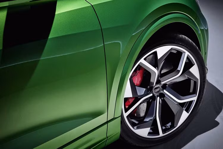 Để khiến mẫu xe SUV Audi RS Q8 trở nên khác biệt với những chiếc Q8 thông thường, Audi đã thiết kế lại phần đầu xe với hai hốc gió lớn hơn, cản xe thấp hơn, khuếch tán sau cùng ống xả hình oval đặc trưng thay cho ống xả giả trên Q8.