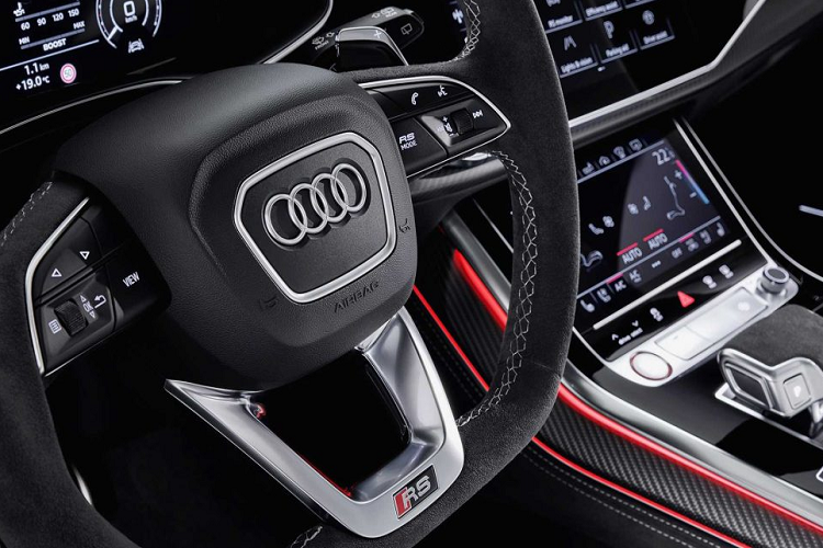 Bên trong, Audi trang bị cho xe hai ghế trước thể thao được bọc da Alcantara tiêu chuẩn cùng chỉ thêu logo RS trên tựa đầu. Khách hàng cũng có thể lựa chọn ghế thể thao bọc da Valcona với họa tiết khâu tổ ong như trong hình. RS Q8 cũng sở hữu đồng hồ thông tin dạng điện tử là tiêu chuẩn, cùng với đó là hắt kính. Phần còn lại của nội thất gần như là tương đồng với SQ8 hay Q8 tiêu chuẩn.