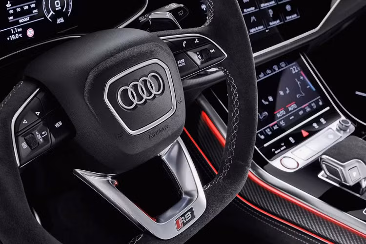 Bên trong, Audi trang bị cho xe hai ghế trước thể thao được bọc da Alcantara tiêu chuẩn cùng chỉ thêu logo RS trên tựa đầu. Khách hàng cũng có thể lựa chọn ghế thể thao bọc da Valcona với họa tiết khâu tổ ong như trong hình. RS Q8 cũng sở hữu đồng hồ thông tin dạng điện tử là tiêu chuẩn, cùng với đó là hắt kính. Phần còn lại của nội thất gần như là tương đồng với SQ8 hay Q8 tiêu chuẩn.