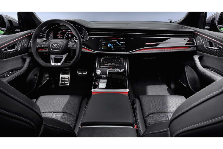Phần viền lưới tản nhiệt của xe được ốp bằng vật liệu sợi carbon nhẹ, giống với viền hốc gió và cánh gió nhỏ phía sau của xe. Logo Audi được sởn đen nhằm tạo vẻ thể thao cho xe. Thân xe của Audi RS Q8 được hãng xe đến từ Đức làm rộng 10 mm ở phía trước và 5 mm phía sau so với Q8.