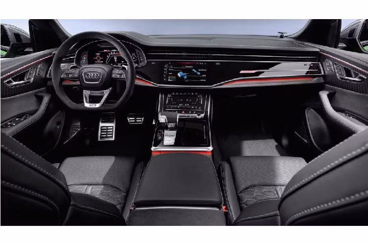 Phần viền lưới tản nhiệt của xe được ốp bằng vật liệu sợi carbon nhẹ, giống với viền hốc gió và cánh gió nhỏ phía sau của xe. Logo Audi được sởn đen nhằm tạo vẻ thể thao cho xe. Thân xe của Audi RS Q8 được hãng xe đến từ Đức làm rộng 10 mm ở phía trước và 5 mm phía sau so với Q8.