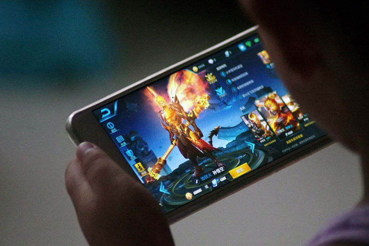 Mot nua dan so Trung Quoc dang choi Game tren di dong