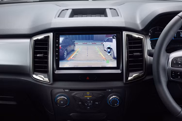 Các trang bị còn lại được giữ nguyên so với chiếc Ford Ranger 2.2 XLT AT mới bao gồm cụm đèn pha halogen với DRLs, bộ mâm 17-inch, cần gạt mưa tự động, camera lùi, ghế bọc vải, hai túi khí cho khoang trước.