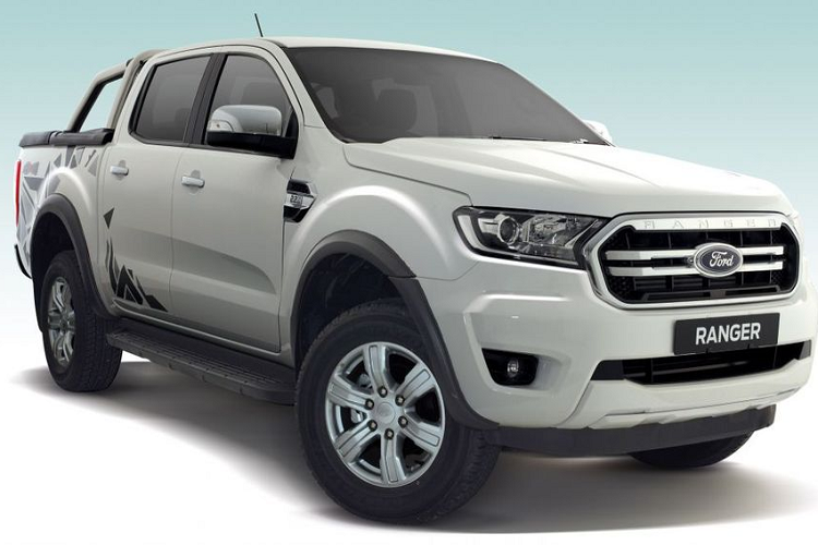 Về ngoại thất, hai tùy chọn màu sơn xuất hiện trên mẫu xe bán tải Ford Ranger 2.2L XLT Special Edition là Trắng Arctic và Đen Absolute. Đặc biệt hơn, đại diện công ty cho biết chiếc bán tải này sẽ được sản xuất với số lượng giới hạn.