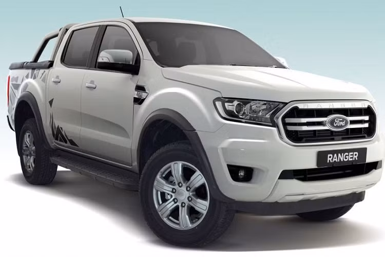 Về ngoại thất, hai tùy chọn màu sơn xuất hiện trên mẫu xe bán tải Ford Ranger 2.2L XLT Special Edition là Trắng Arctic và Đen Absolute. Đặc biệt hơn, đại diện công ty cho biết chiếc bán tải này sẽ được sản xuất với số lượng giới hạn.