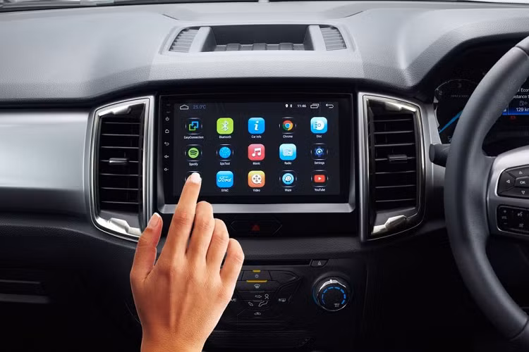 Và hệ thống này tất nhiên được tích hợp kết nối Android Auto và Apple CarPlay, cho phép người dùng tận hưởng các tiện ích như Spotify, Waze, YouTube hay Google Chrome.