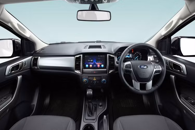 Các nâng cấp ngoại thất trên biến thể này đến từ bộ ốp bánh xe mới, tấm dán đề-can đầy sáng tạo và nắp thùng mới trong khi khoang nội thất cũng hiện đại hơn với màn hình cảm ứng 9-inch hiển thị thị hệ thống thông tin giải trí - điểm nâng cấp đắt giá so với trang bị 4.2-inch nguyên bản của 2.2 XLT AT.