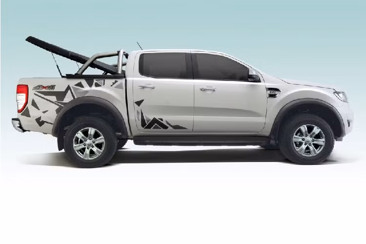 Khối sức mạnh này, thông qua hộp số tự động 6 cấp, truyền tới 4 bánh xe nhờ hệ dẫn động 4WD tích hợp các chế độ truyền động điện tử ESOF và bộ vi sai cầu sau với khả năng khóa điện tử.