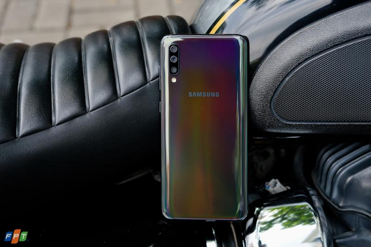 Nhung chiec smartphone so huu pin lon, sac nhanh an tuong