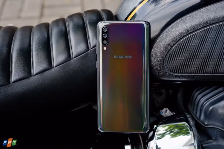 Nhung chiec smartphone so huu pin lon, sac nhanh an tuong