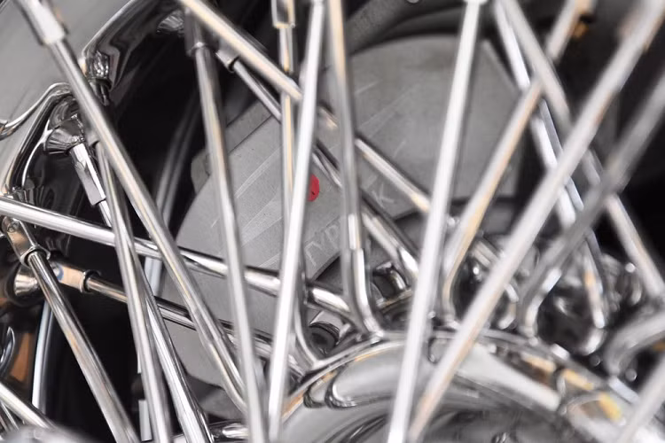 Ngoài ra, các chuyên gia phục chế còn chế tạo phần thân vỏ mới và tìm nguồn mua nóc cho chiếc Jaguar E-Type 1964. Sau đó, chiếc xế cổ được sơn màu xám bạc Opalescent và đánh bóng trong thời gian 60 tiếng đồng hồ để có màu đúng với nguyên bản. Đó là chưa kể đến khâu làm lại toàn bộ phần nội thất cho chiếc xế cổ này.