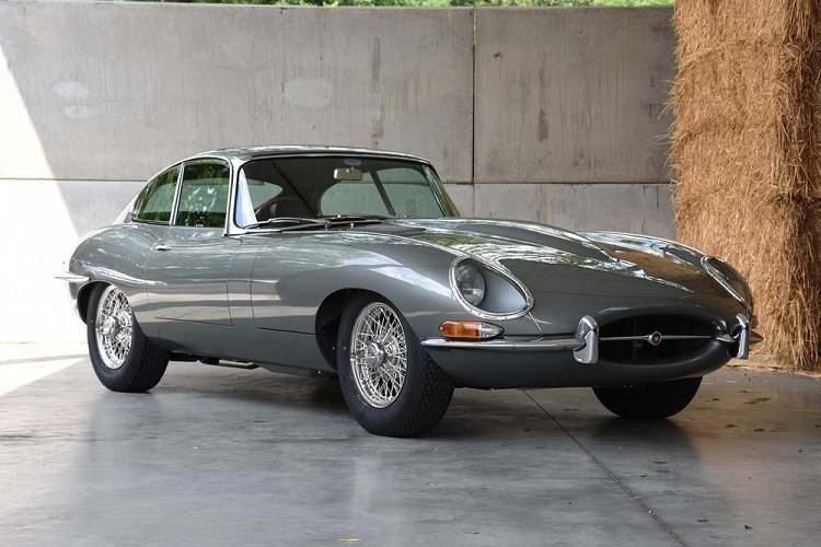 Chiếc Jaguar E-Type 55 tuổi này đã được tìm thấy trong một khu rừng tại hạt Gloucestershire của Anh quốc. Được biết, chiếc xe này đã nằm trong khu rừng này suốt khoảng 30 năm qua và bị hư hỏng nặng nề.
