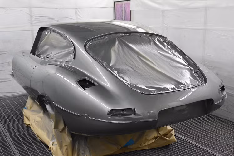 Dù chiếc Jaguar E-Type 1964 này ở trong tình trạng thê thảm nhưng hệ truyền động nguyên bản, khung phụ và hệ thống treo độc lập phía sau vẫn còn hoạt động được. Các chuyên gia của E-Type UK đã mất nhiều thời gian trong việc tìm kiếm phụ tùng thay thế cho chiếc xế cổ 55 tuổi, từ thảm sàn cho đến các vách ngăn sao cho đúng thời đại.