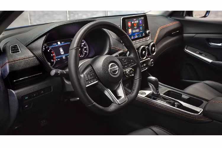 Sentra 2020 được thiết kế nội thất tiện dụng và tập trung vào người lái hơn. Hãng xe Nhật Bản đã nâng cấp nhiều chi tiết nhỏ bên trong cabin, đồng thời sử dụng vật liệu tốt hơn, thậm chí còn có tùy chọn trang trí bằng da và mang công nghệ ghế Zero Gravity (ghế không trọng lực) đặc trưng của Nissan.