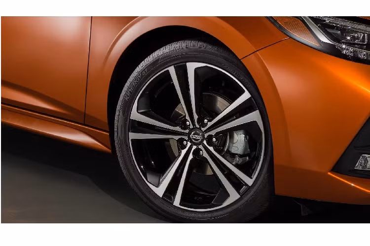 Nhìn chung, ngôn ngữ và kiểu dáng tổng thể của Sentra mới ảnh hưởng rất nhiều từ thiết kế của ‘’người anh em’’ Nissan Altima (phân khúc D) hay Maxima (sedan full-size). Tại Mỹ, Nissan Sentra 2020 có tổng cộng 08 lựa chọn màu sơn ngoại thất.