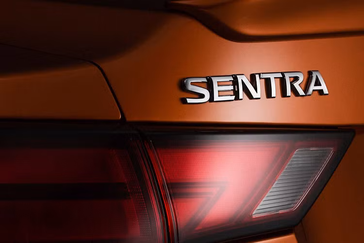 Ở phiên bản cao cấp ‘’SR’’, toàn bộ nóc xe được sơn màu đen đối lập với màu sơn xe, trang bị cánh lướt gió phía sau, bộ mâm 18 inch 5 chấu kép bên cạnh nhiều chi tiết màu tối ở ngoại thất.