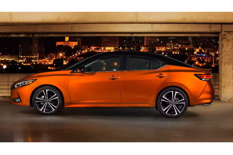 Về thiết kế, Nissan Sentra mới sở hữu phong cách thiết kế nam tính và sắc sảo hơn trước. Ở phần đầu xe, mặt ca-lăng nổi bật tạo hình chữ V theo ngôn ngữ thiết kế ‘’V-Motions’’ đặc trưng mà Nissan đang theo đuổi, cụm lưới tản nhiệt cho cảm giác to lớn hơn. Đèn pha và đèn hậu LED được tái thiết kế.