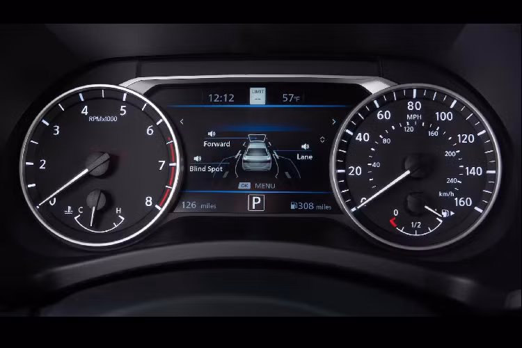 Ngay chính giữa bảng táp-lô là màn hình cảm ứng 7,0 inch, màn hình hỗ trợ lái kỹ thuật số 4.2 inch sẽ là tiêu chuẩn trên Sentra 2020. Ở phiên bản cao cấp hơn, Nissan cung cấp màn hình giải trí kích thước 8.0 inch lớn hơn hỗ trợ kết nối Apple CarPlay và Android Auto.