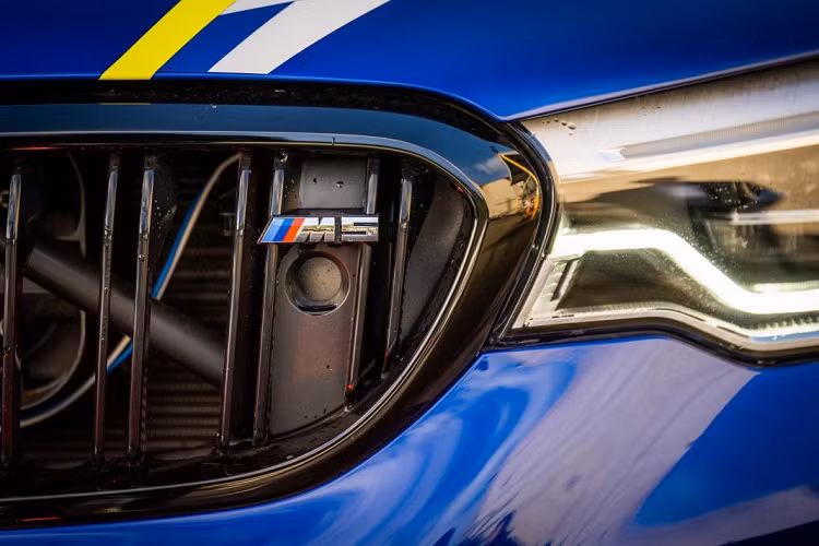 Động cơ này sản sinh công suất cực đại 616 mã lực và 750 Nm mô-men xoắn. Sức mạnh này được truyền đén cả bốn bánh xe thông qua hộp số tự động 8 cấp, nhờ đó xe có thể bứt tốc lên 100 km/h chỉ trong 3,3 giây.